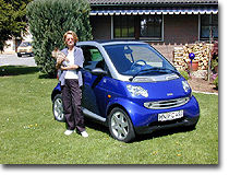 Carola mit Sandy und Smart im Garten