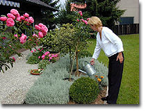 Carola bei Blumengie�en