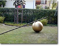 Gold-Kugel  Skulptur im Garten