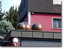 3 Kugel auf dem Garagendach
